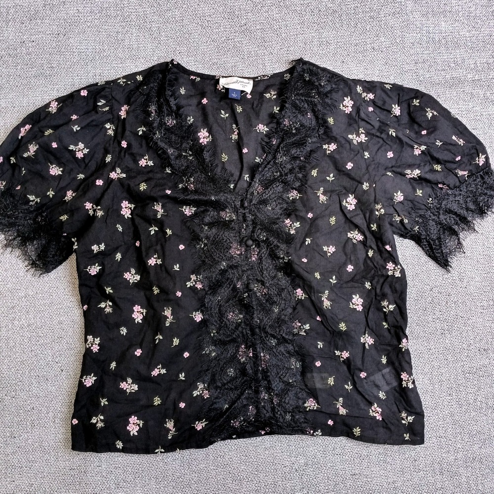 Universal Thread Blouse Womens S Black Excellent Floral Lace Trim Puff Sleeve